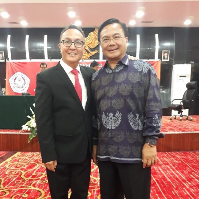 Berfoto dengan Benny Mamoto